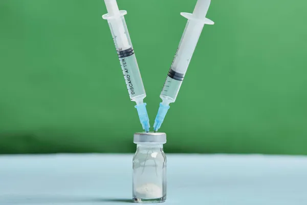 Een covid-19 vaccin injectieflacon met spuiten — Stockfoto