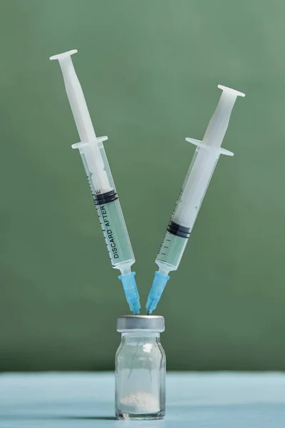 Een covid-19 vaccin injectieflacon met spuiten — Stockfoto