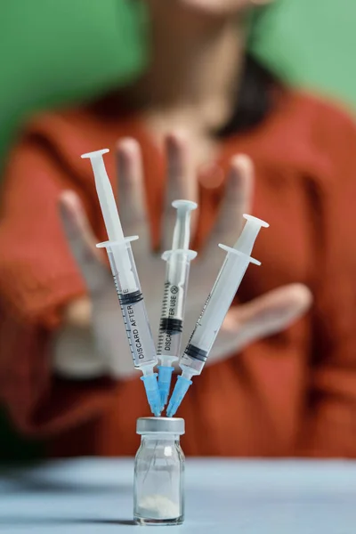 Een vrouw die een covid-19 vaccin weigert — Stockfoto