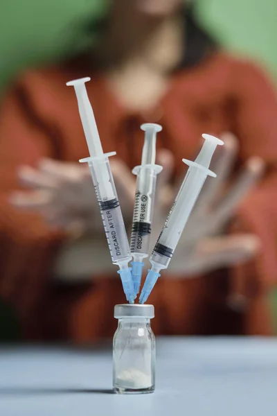 Een vrouw die een covid-19 vaccin weigert — Stockfoto