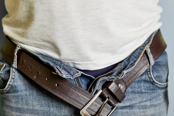 Un uomo con la cintura slacciata — Foto Stock