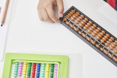 Bir okul çocuğu zihinsel matematik yapar.