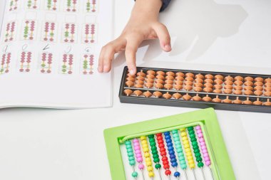 Bir okul çocuğu zihinsel matematik yapar.