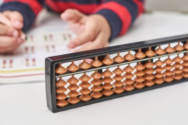 Bir okul çocuğu zihinsel matematik yapar.