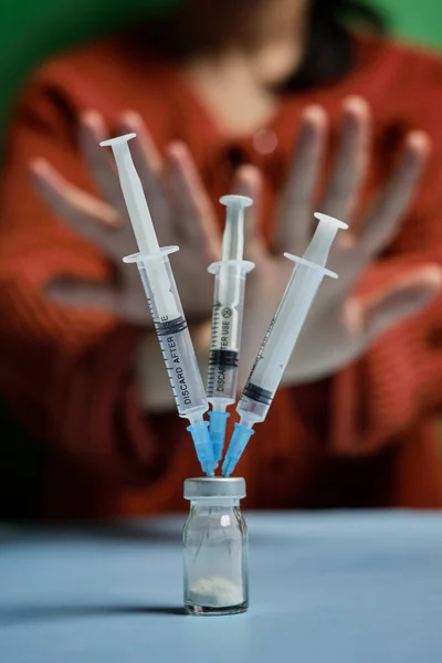 Una mujer que rechaza la vacuna covid-19 Fotos De Stock