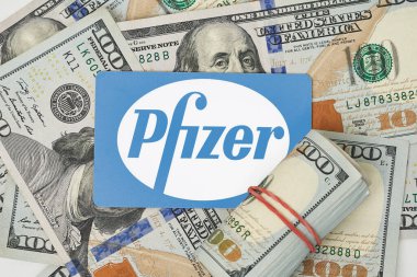 Bir yığın dolar ve Pfizer kartı.