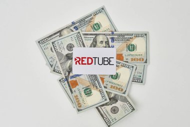 Yığınla dolar ve Redtube kartı.