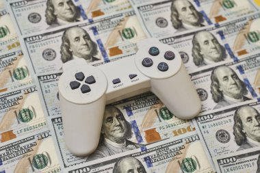 Oyun konsolu denetleyici ve para yığını