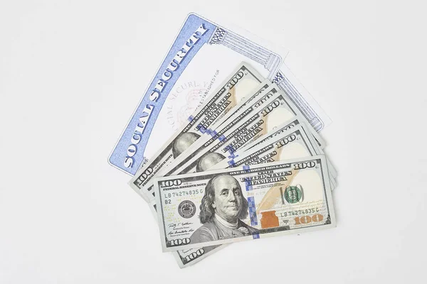 Tarjeta de seguridad social y dinero en efectivo en dólares — Foto de Stock