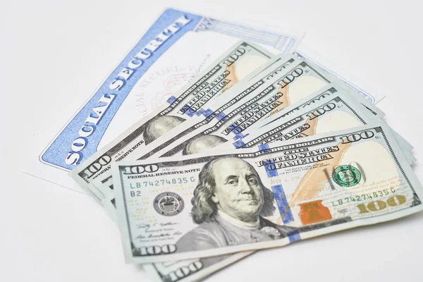 Tarjeta de seguridad social y dinero en efectivo en dólares — Foto de Stock