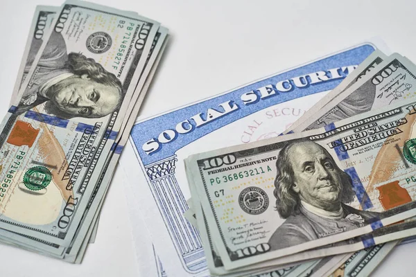 Социальная карта и нам, долларам наличными деньгами — стоковое фото