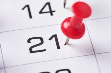 Aylık takvim sayfasında renkli itme iğneleri