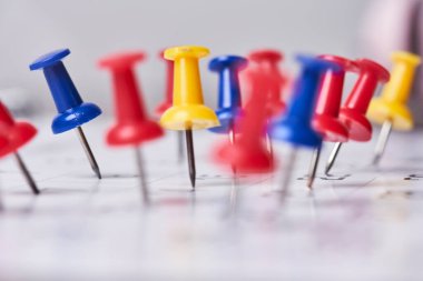 Aylık takvim sayfasında renkli itme iğneleri