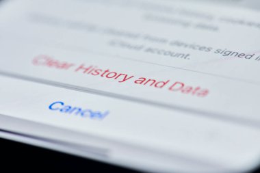 iPhone üzerindeki Safari internet tarayıcı geçmişi ve önbellek verileri temizleniyor
