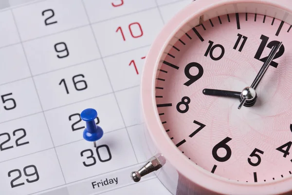 Concept de date limite avec broche poussoir sur le calendrier mensuel et réveil — Photo