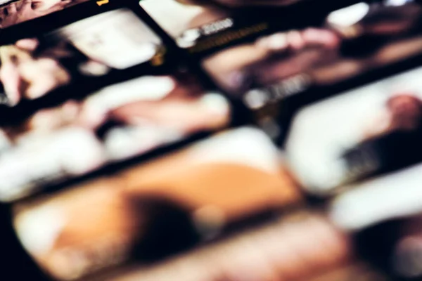 Cep telefonundan porno izliyorsun.