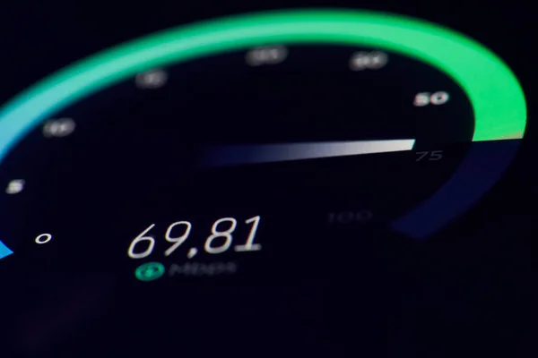 Checking internet speed — Stock Photo, Image