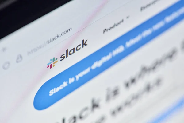 Página web de Slack en el monitor del ordenador — Foto de Stock