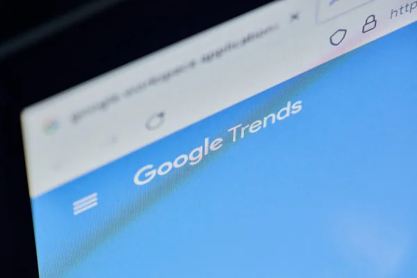 Página web de Google Trends en la pantalla del monitor del ordenador — Foto de Stock