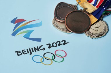 Olimpiyat madalyaları ve Pekin 2022 Olimpiyat Oyunları sembolü