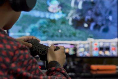 Oyun konsolu stratejisi oynayan bir öğrenci.