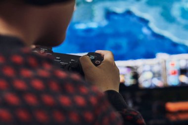 Oyun konsolu stratejisi oynayan bir öğrenci.