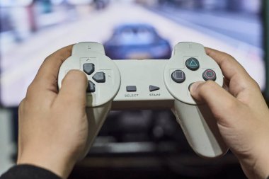 Konsolda oyun oynanıyor