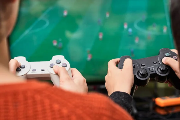 Un niño jugando fútbol en una consola de juegos — Foto de Stock