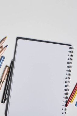 Parlak ofis çalışma alanı