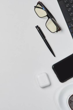 Parlak ofis çalışma alanı
