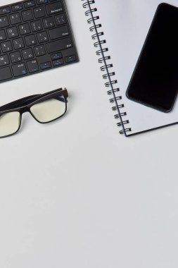 Parlak ofis çalışma alanı