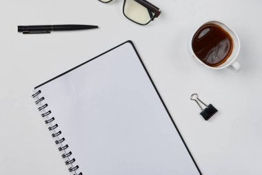 Parlak ofis çalışma alanı