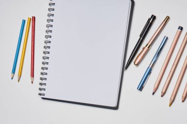 Parlak ofis çalışma alanı