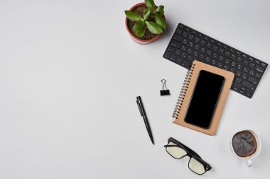 Parlak ofis çalışma alanı