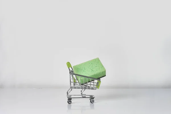 Esponja de limpieza en el carrito de la compra — Foto de Stock
