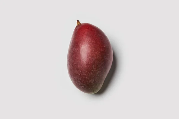 Fruta de manga no fundo branco — Fotografia de Stock