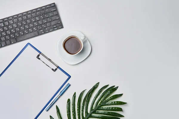 Espaço de trabalho brilhante do escritório — Fotografia de Stock