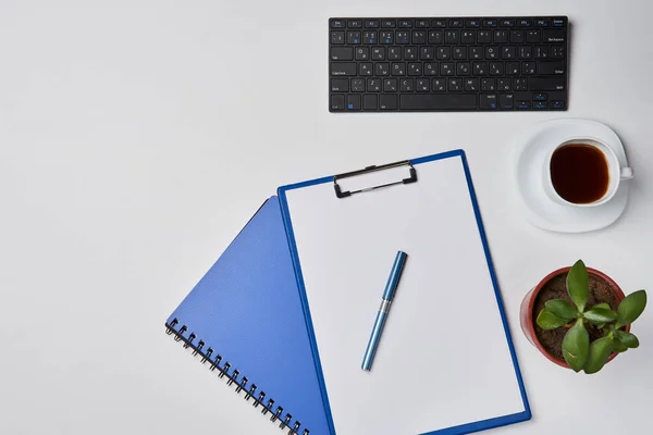 Espaço de trabalho brilhante do escritório — Fotografia de Stock