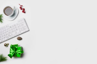 Beyaz Noel, dizüstü bilgisayarlı masa başı ofisi, dekorasyon ve bir fincan kahve ile iş malzemeleri. Metni kopyalamak için üst görünümü kullan. Kış Noel 'inde masa düzleşmişti. İş Tatili Konsepti.