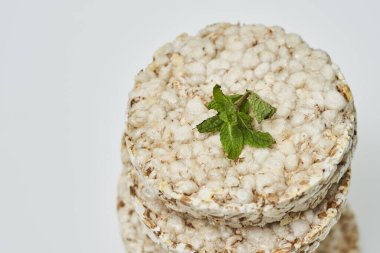 Beyaz arka planda bir yığın pirinç keki. Üst görünüm