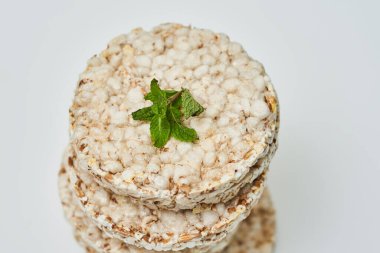 Beyaz arka planda bir yığın pirinç keki. Üst görünüm