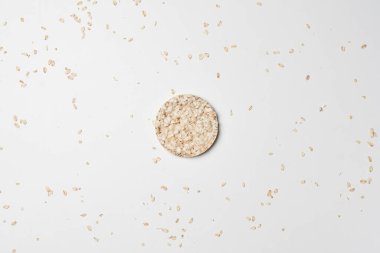 Beyaz arka planda yükselen pasta. Sağlıklı çerez