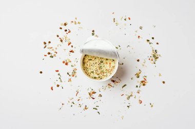 Anında erişte kompozisyonu. Beyaz arkaplanda erişte