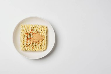 Anında erişte kompozisyonu. Beyaz arkaplanda erişte