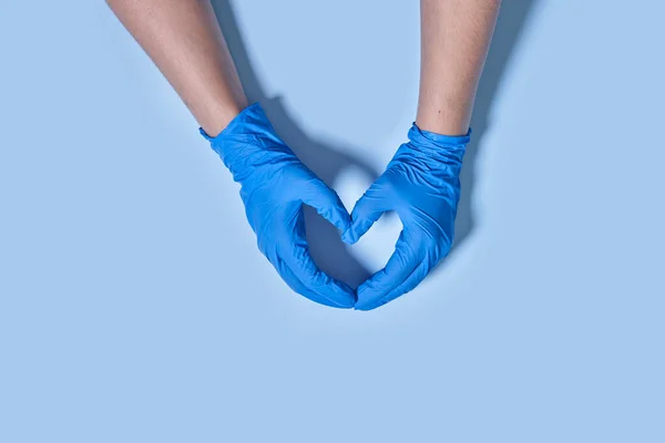 Médicos Manos Guantes Médicos Azules Forma Corazón Sobre Fondo Azul —  Fotos de Stock