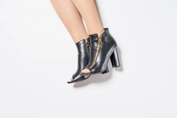 Lüks Siyah Kadın Deri Topuklu Ayakkabılar Tarz Sahibi Ayakkabılar Giyen — Stok fotoğraf