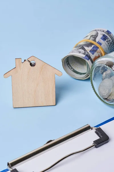 Primer Modelo Casa Con Moneda Dinero Fondo Azul Para Planificación Fotos De Stock Sin Royalties Gratis