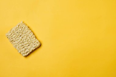 Anında erişte kompozisyonu. Erişte, taze sebze ve baharatlar sarı arka planda.