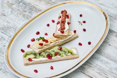 Krem peynirli çavdar ekmeği, meyve dilimleri. Organik Gıda ile Sağlıklı Atıştırmalık Tarifi.