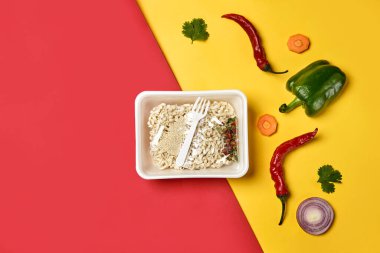 Anında erişte kompozisyonu. Erişte, taze sebze ve baharat arkaplan rengi.